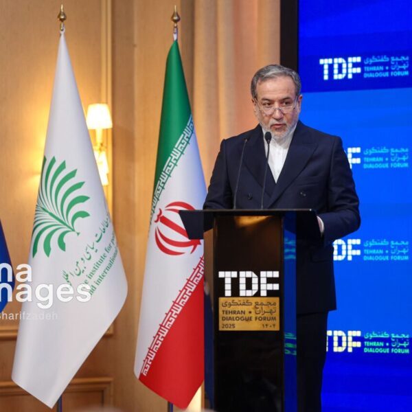 آراقچی: آینده ما نباید در اتاق‌های فکر قدرت‌های فرامنطقه‌ای شکل بگیرد!