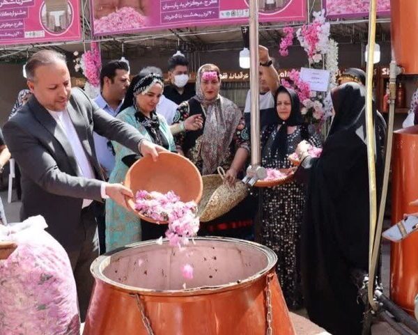 آیین گلاب‌گیری کاشان به تقویم گردشگری ملی اضافه شد!