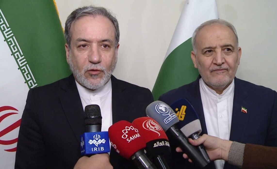 ایران در حال بررسی پیشنهادات عمان برای مذاکرات هسته‌ای است: وزیر امور خارجه عراقچی