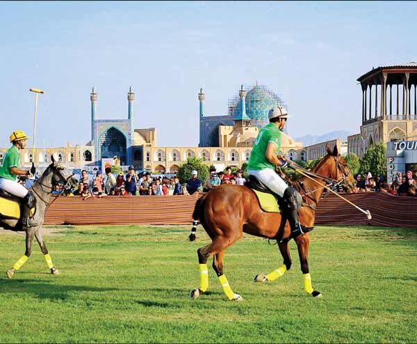 برگزاری مسابقه نمادین چوگان در میدان نقش جهان به مناسبت هفته میراث فرهنگی