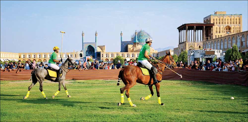 برگزاری مسابقه نمادین چوگان در میدان نقش جهان به مناسبت هفته میراث فرهنگی