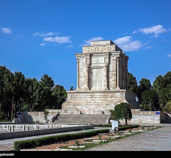 جاذبه‌های مقبره فردوسی: گردشگران را به خراسان ایران می‌کشاند!