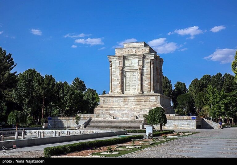 جاذبه‌های مقبره فردوسی: گردشگران را به خراسان ایران می‌کشاند!