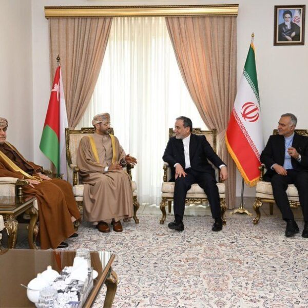 دیپلماسی ایران و عمان: گفتگو درباره مسائل منطقه‌ای و بین‌المللی از جمله مذاکرات تهران و واشنگتن