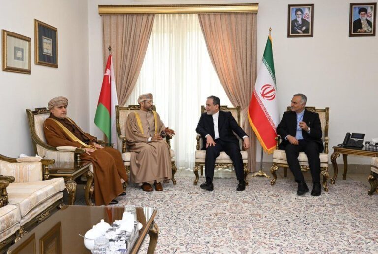 دیپلماسی ایران و عمان: گفتگو درباره مسائل منطقه‌ای و بین‌المللی از جمله مذاکرات تهران و واشنگتن