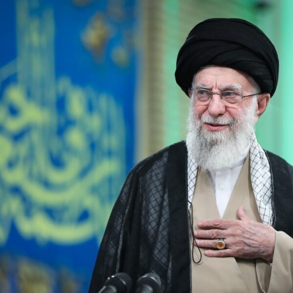 رهبر: مسلمانان برای مقابله با اسرائیل و حامیانش متحد شوند!