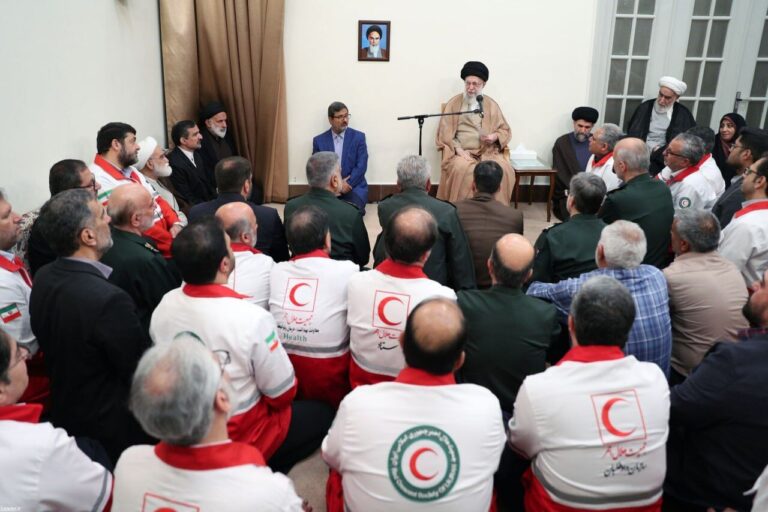 رهبر، امدادگران را نمادهای انسان‌دوستی معرفی کرد
