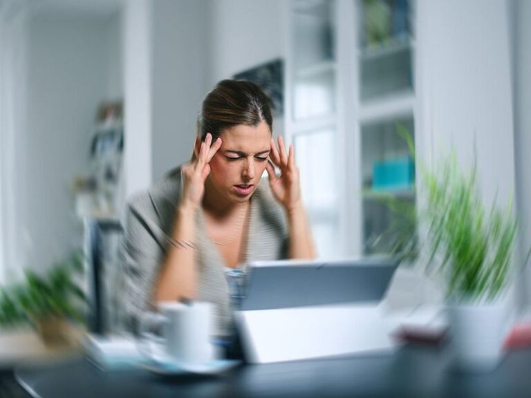 صدای زنگ در گوش‌ها: راهکارهای مقابله با وزوز گوش و نشانه‌های هشداردهنده آن