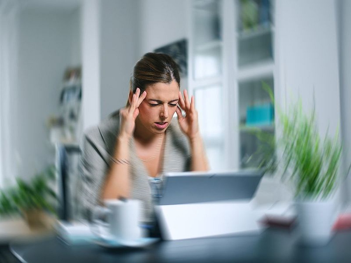 صدای زنگ در گوش‌ها: راهکارهای مقابله با وزوز گوش و نشانه‌های هشداردهنده آن