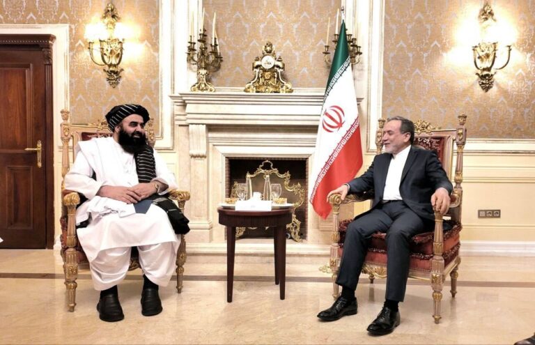 عراقچی با وزیر امور خارجه موقت افغانستان دیدار کرد: همکاری‌های دوجانبه در کانون توجه