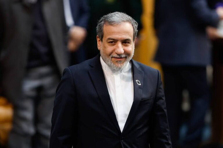 عراقچی پس از سفر دو روزه به هند، به مشهد بازگشت