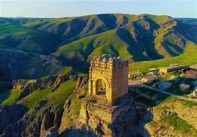 قلعه زحاک: جاذبه‌ای گردشگری در آذربایجان ایران